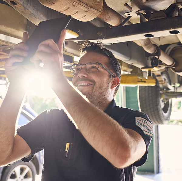 Spring mechanic talking to customer